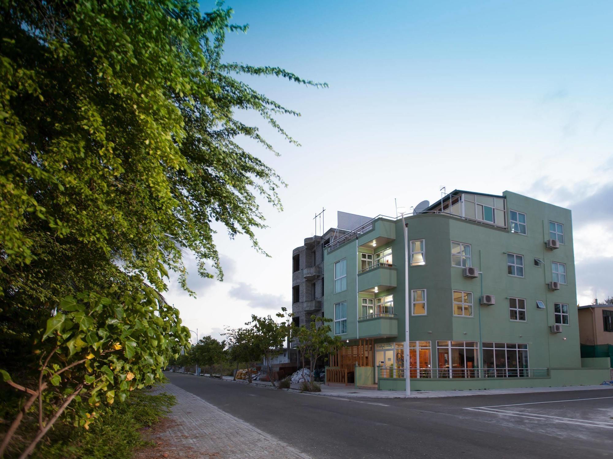 Relax Beach Inn Male Exterior photo