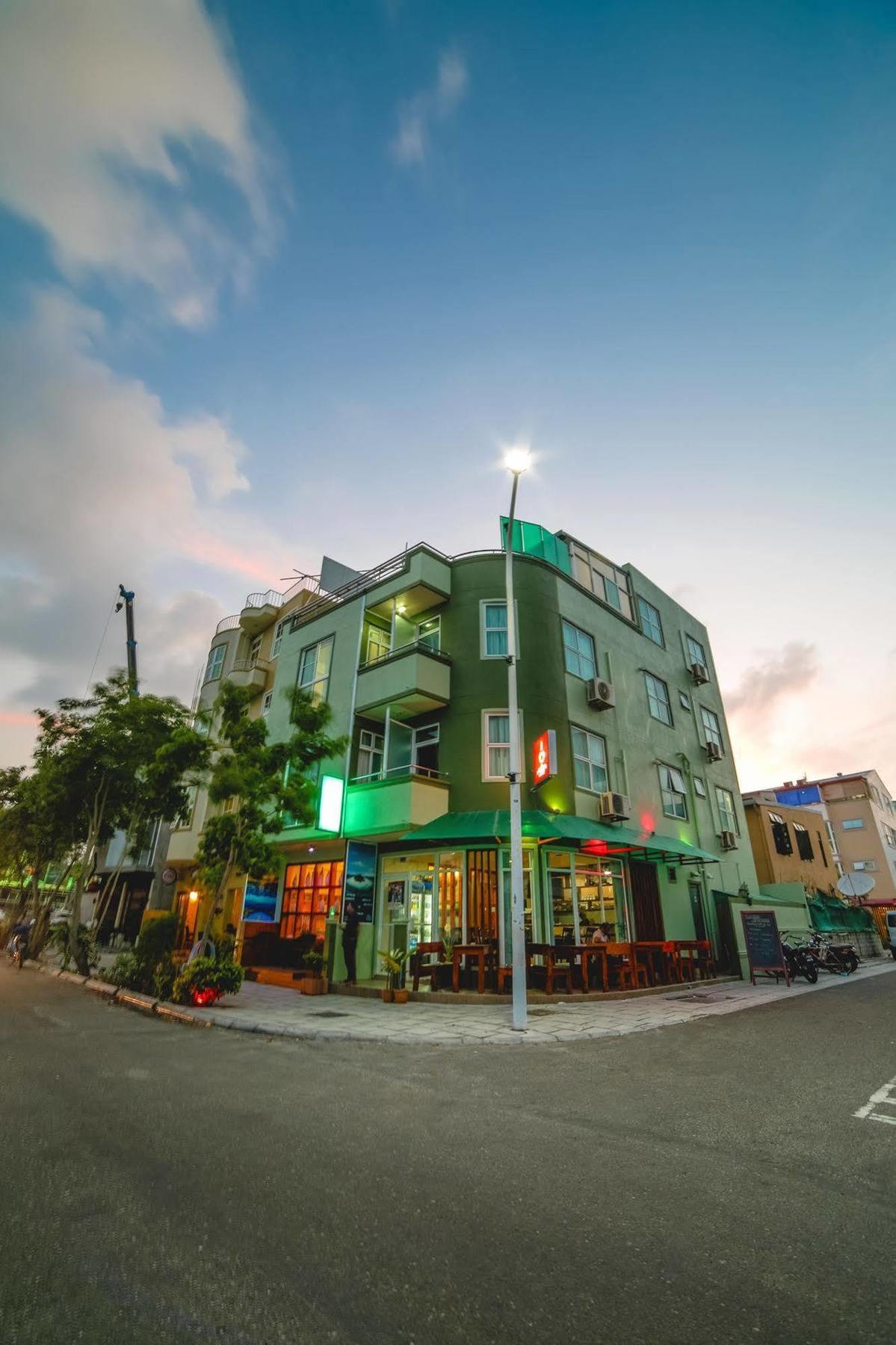 Relax Beach Inn Male Exterior photo