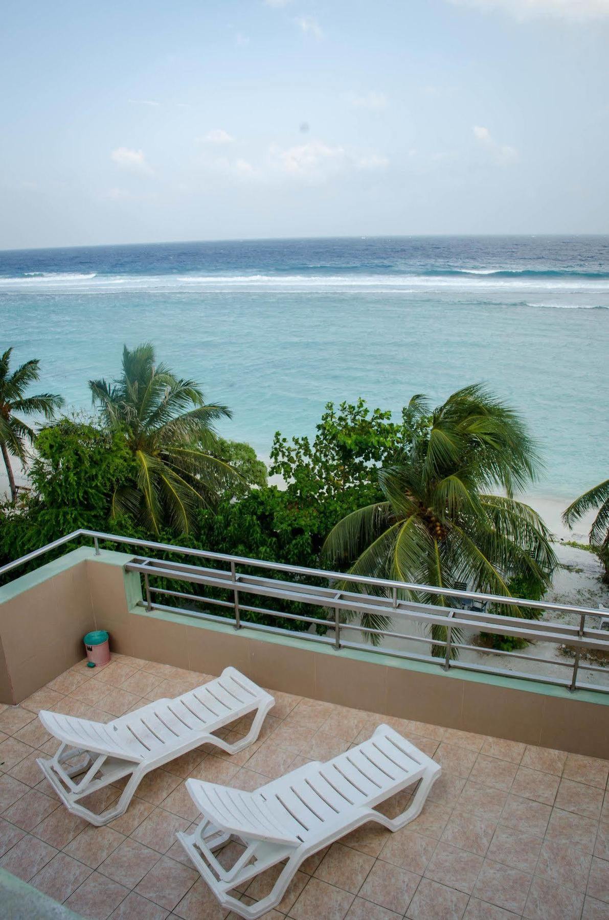 Relax Beach Inn Male Exterior photo